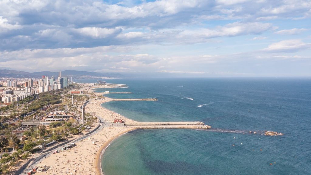 Una vista del cielo de la Playa de Bogatell en barcelona