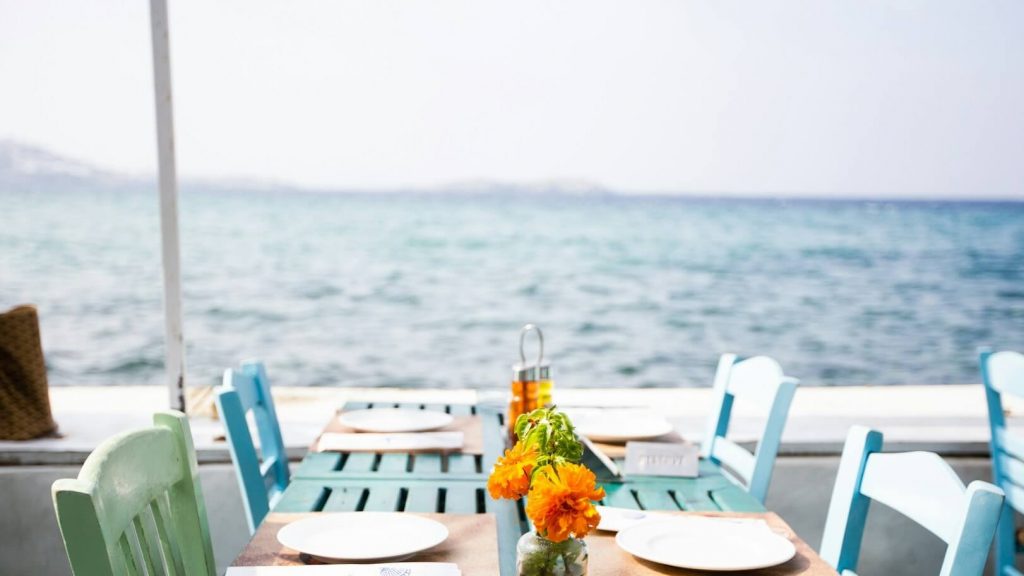 Una mesa en un restaurante frente al mar